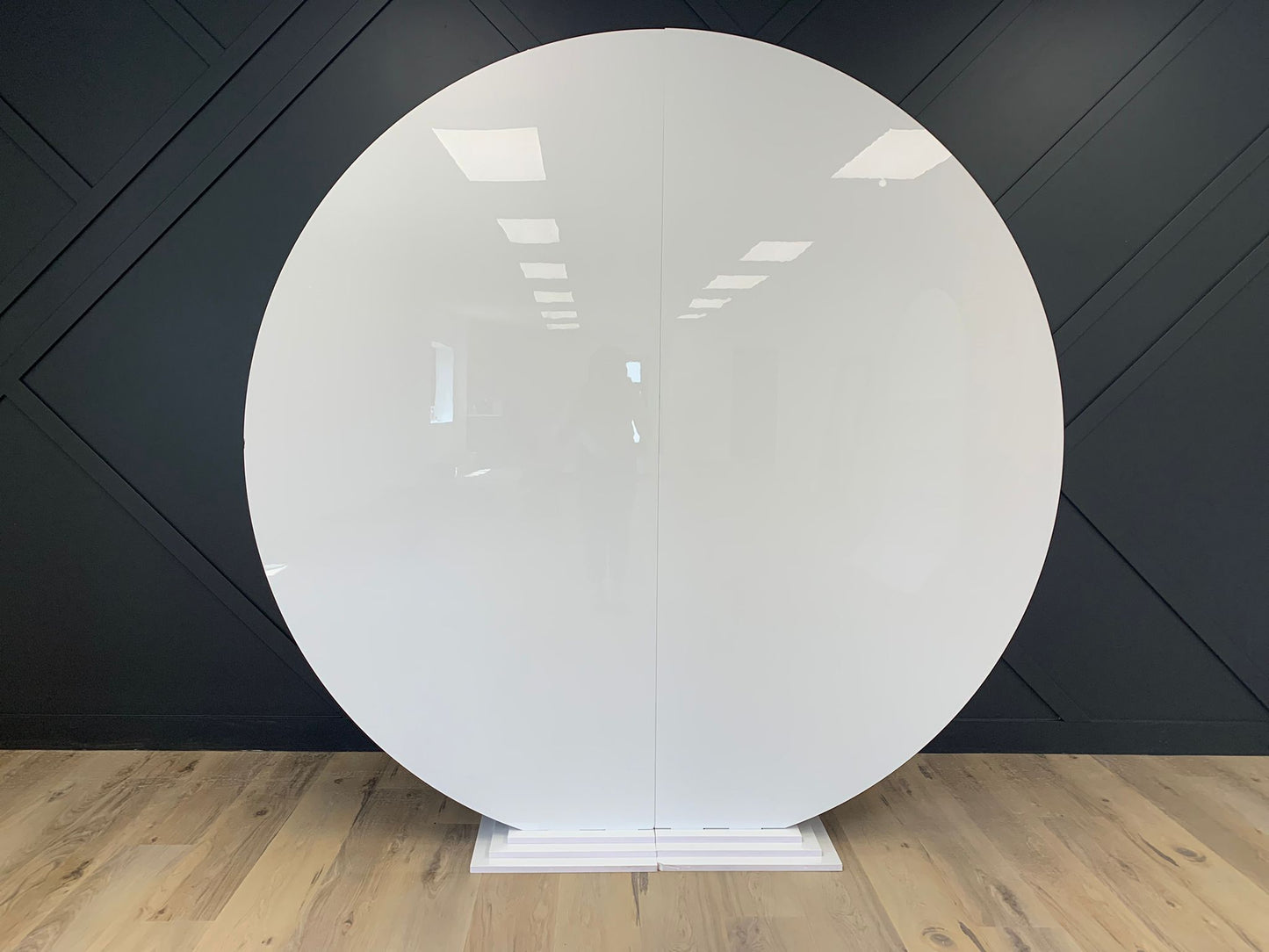 WHITE ROUND BACKDROP